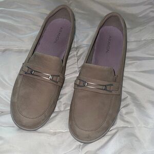 Aravon Beige (Dove) Leather Slip-Ons - Women’s 10D
Great Condition
